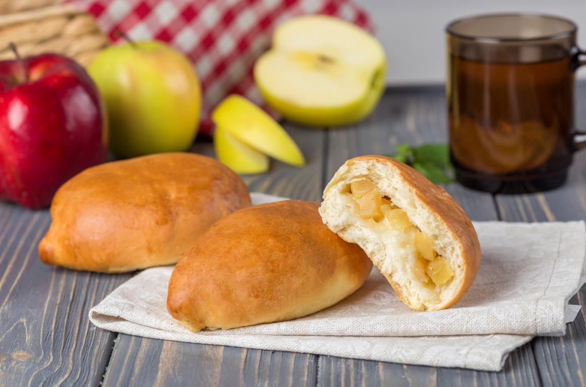 Рецепт начинки из свежих яблок. Пирожки с яблоками. Пирожки с яблокблоками. Пирожок Печеный с яблоком. Пирожки печёные в духовке с яблоками.
