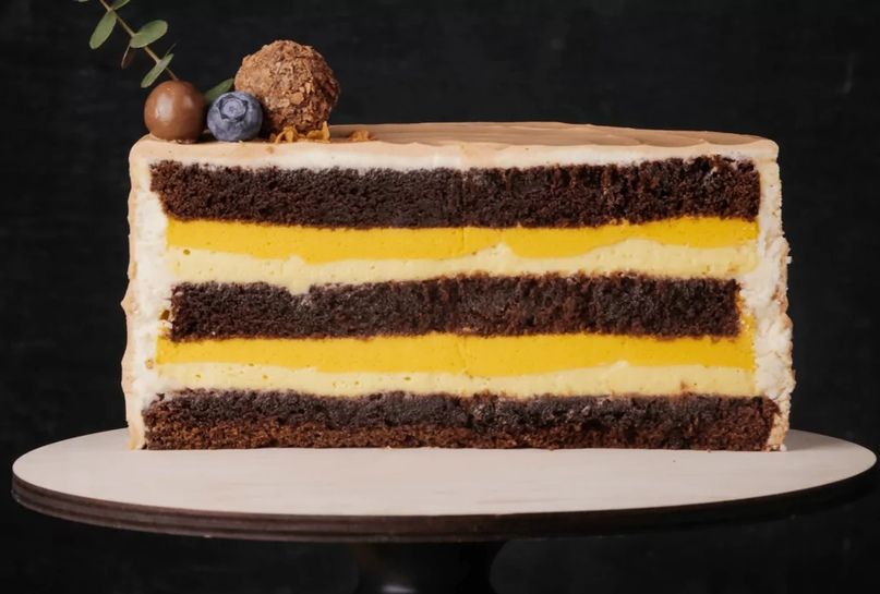 Банановое конфи. Торт с прослойками. Шоколадная прослойка для торта. Шоколадно ванильный торт. Торт "шоколадно–апельсиновый".