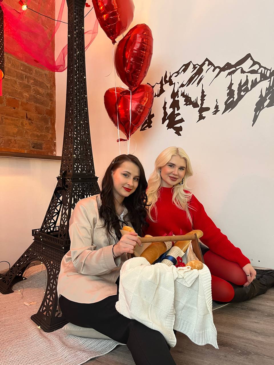 Две гостьи в праздничной фотозоне My Hygge Place