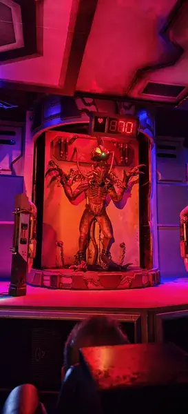 Фигура монстра в красной подсветке на аттракционе парка Dream World