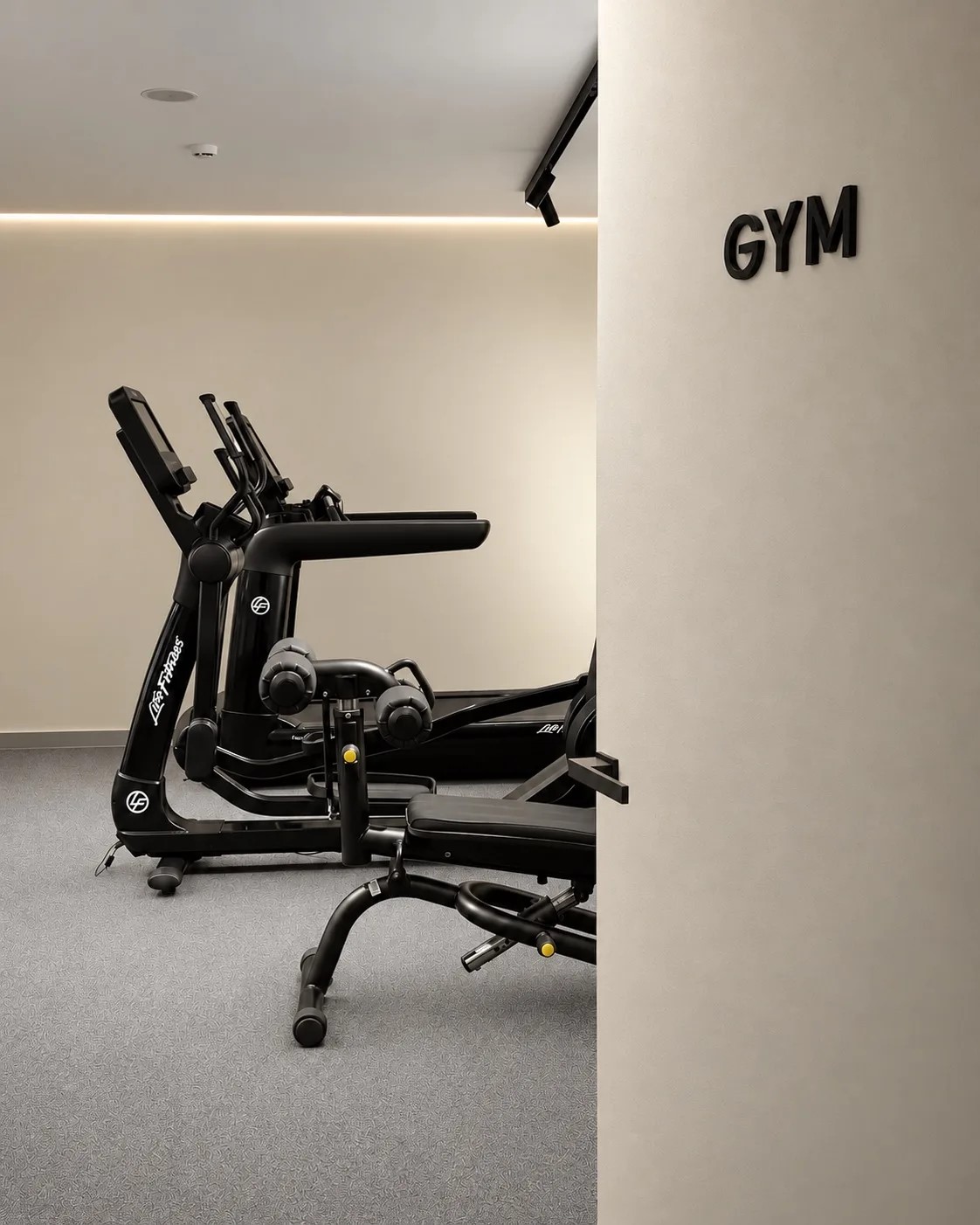 Вход в спортзал: беговая дорожка и скамья Life Fitness