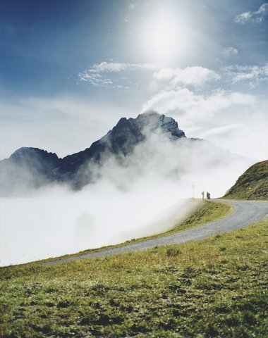 туман в горах, чистый воздух без загрязнителей
