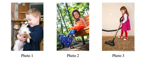 Описание фото 2. Девочка в оранжевом платье с роликами на ногах сидит на лавочке в парке