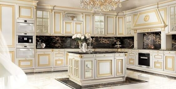 Очень дорогая кухня в стиле «дворцовая классика», от которой больно глазам. Источник: idfdesign.com