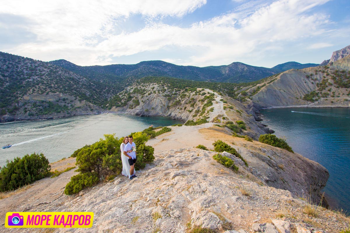 красивая свадебная фотосессии в Судаке. Влюбленная пара на тропе голицына