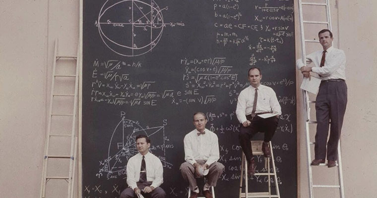 меловая доска и четверо мужчин