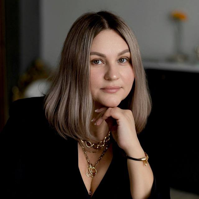 Исходное фото заказчика: девушка в чёрном с рукой у подбородка