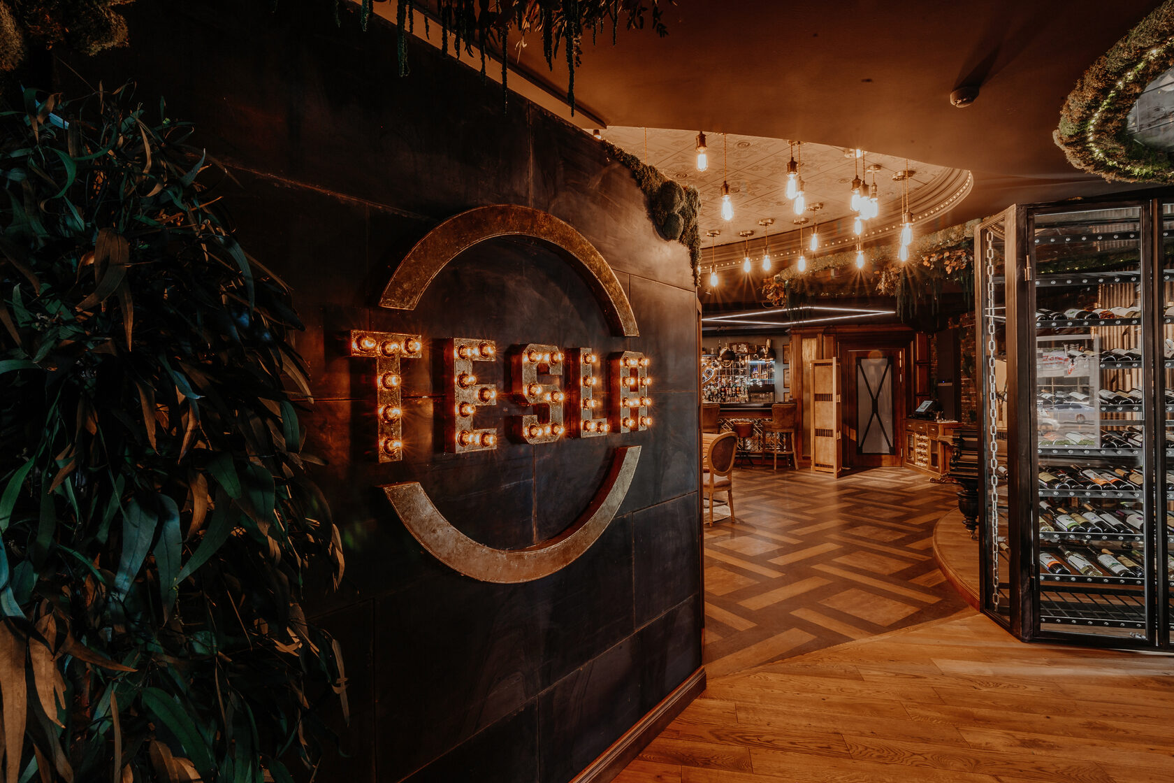 Tesla Bar & Grill, 243