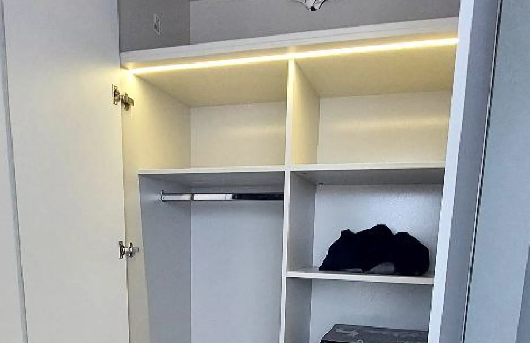 Распашной шкаф из ЛДСП Egger и МДФ с подсветкой фото 14