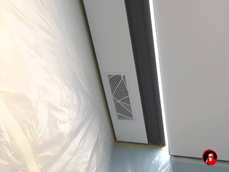 Блок питания прячем за карнизом под магнитной решеткой.