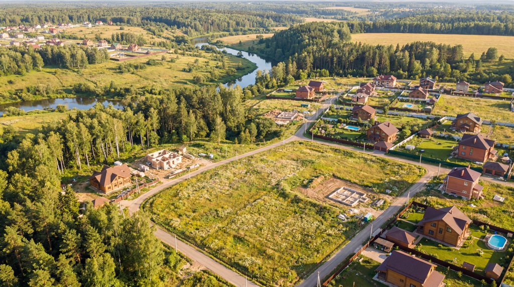 Фото подмосковного коттеджного поселка с высоты птичьего полета.