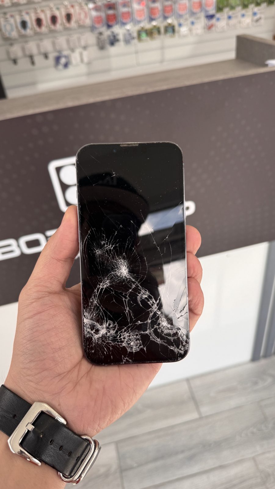 Разбился экран телефона — iPhone с треснувшим стеклом