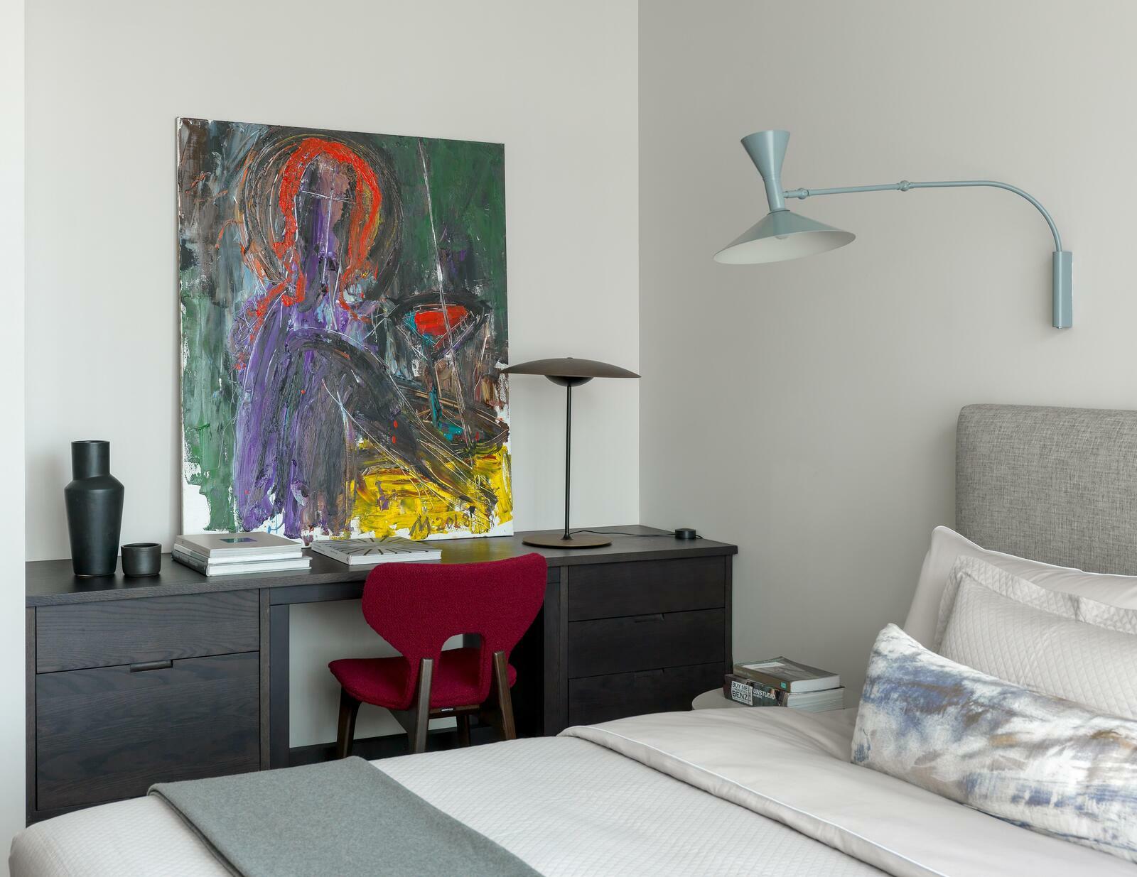 Настольная лампа Marset, стул Roche Bobois, светильник Nemo (Ле Корбюзье). Дизайн интерьера Екатерина Фёдорова