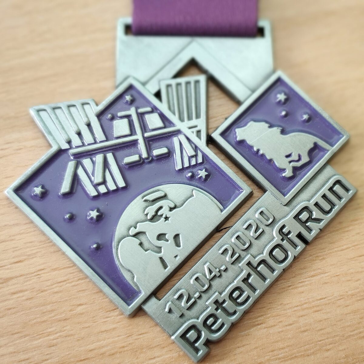 Медали участников Кросса в Петергофе