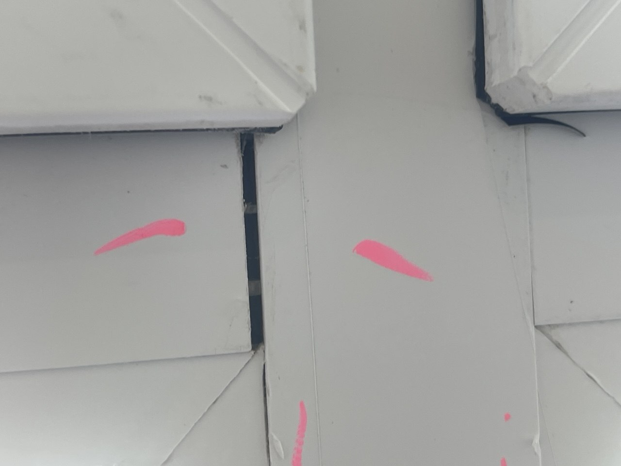 Короткая подрезка горизонтального импоста рамы окна