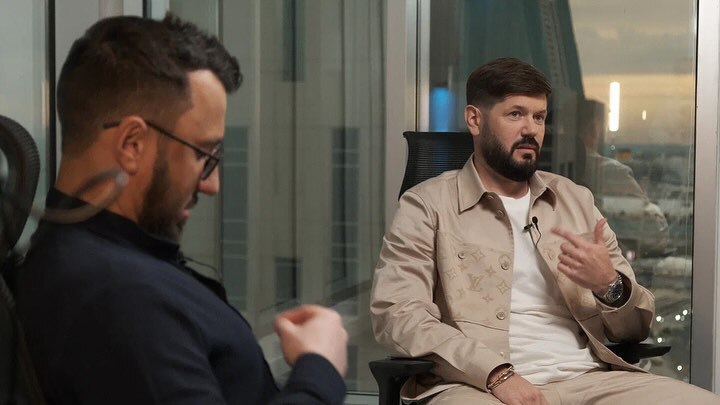 Юрий во время интервью Forbes