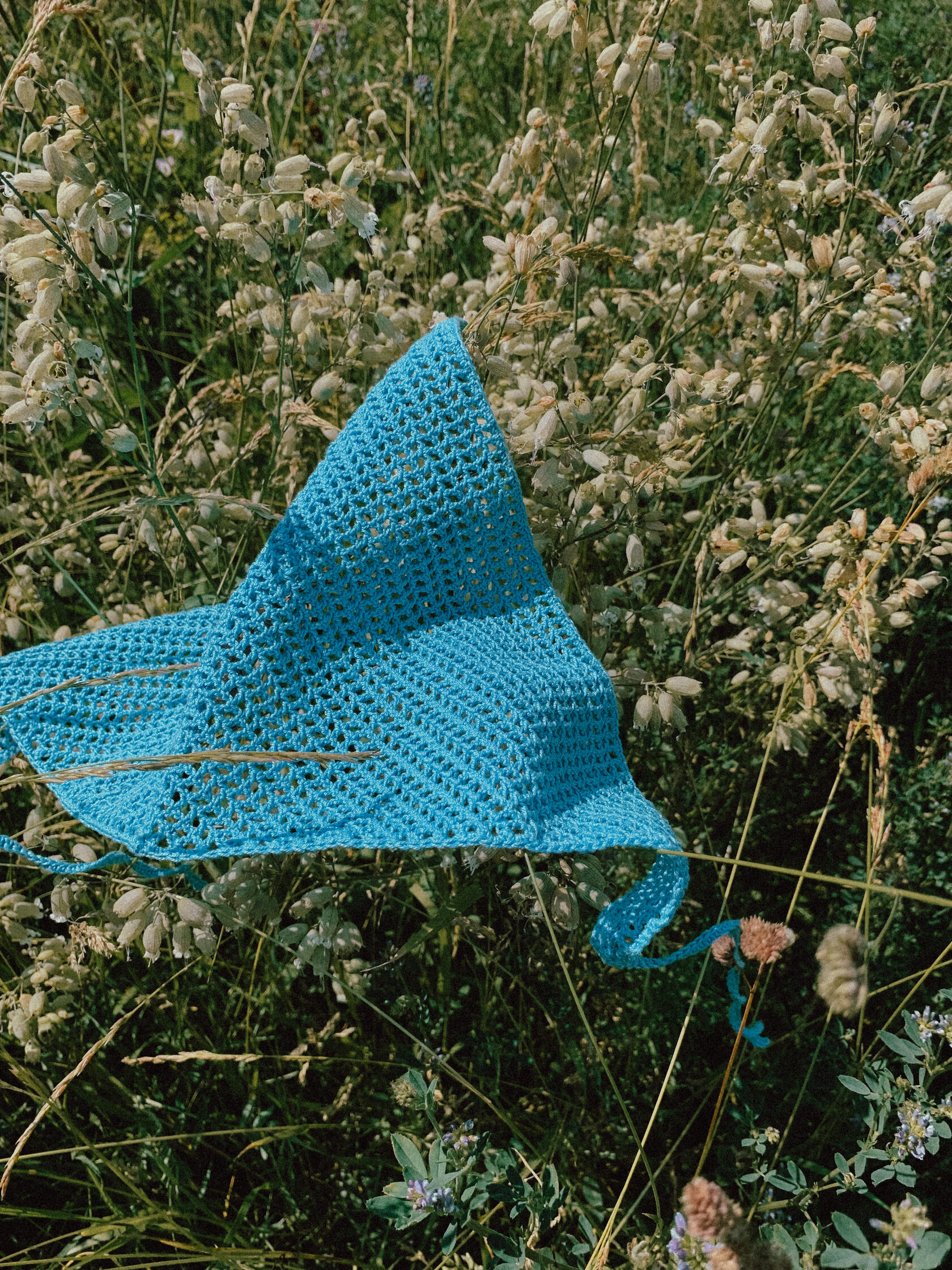 Голубая вязаная косынка на голову