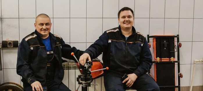Мастера автосервиса Омега Центр выполняют ремонт автомобиля