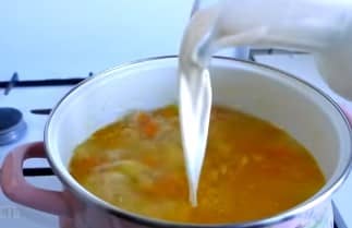 Приготовление ухи из красной рыбы со сливками по-фински: шаг 12