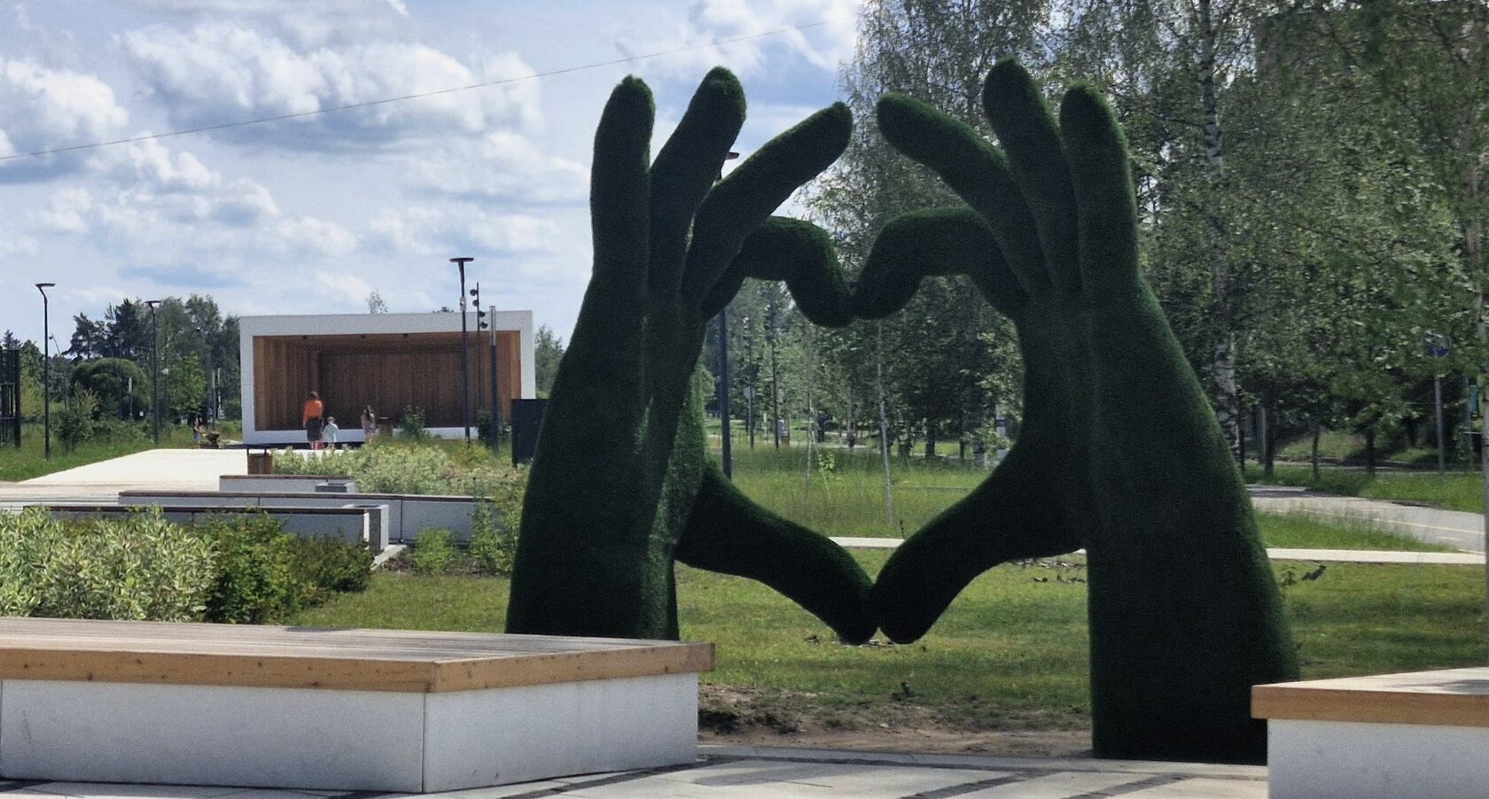 Руки в виде сердца, топиарная фигура