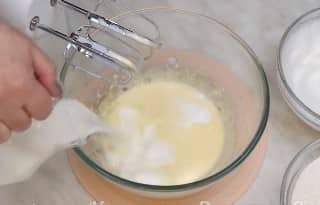 Приготовление панкейков на молоке на сковороде: шаг 4