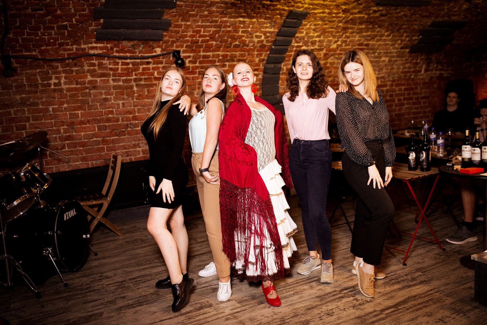 Танцовщица фламенко с группой девушек