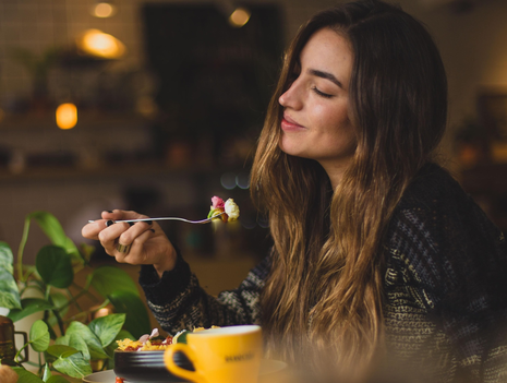 девушка в кафе