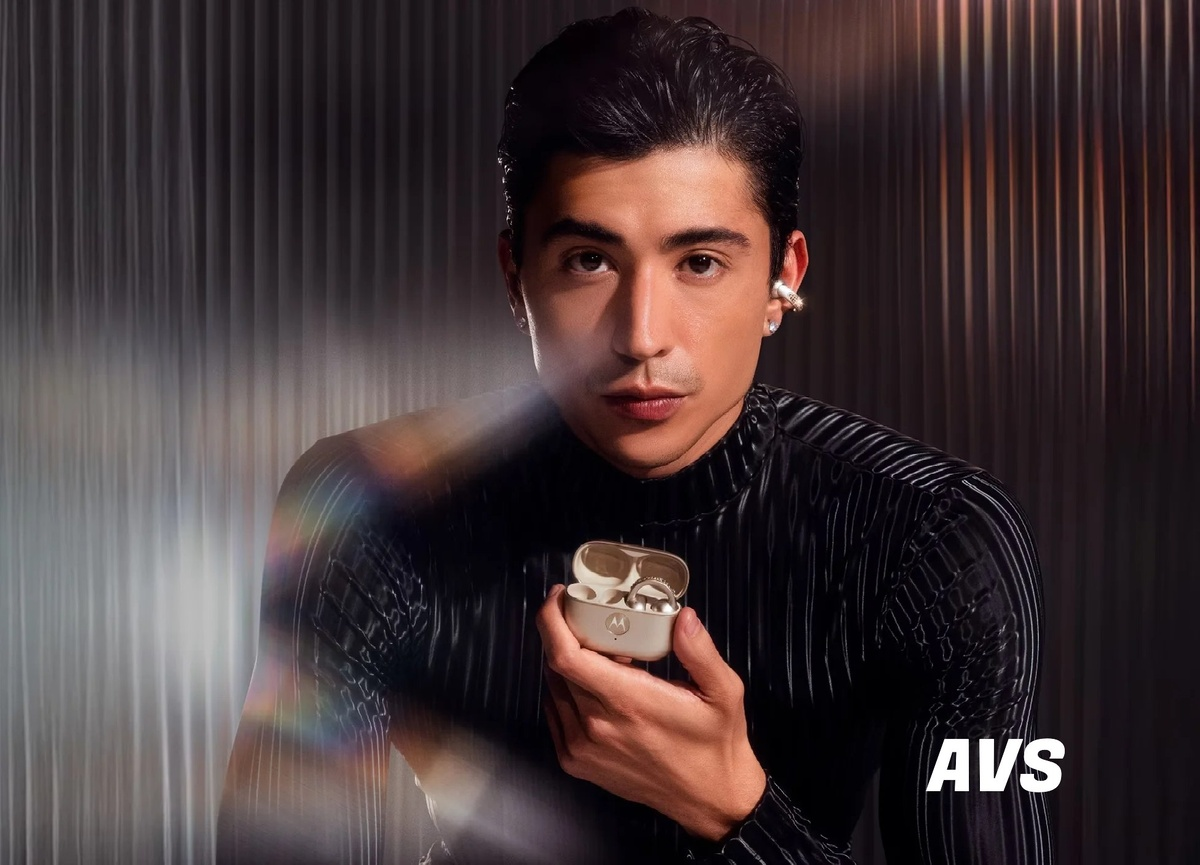 Элегантные наушники Motorola, украшенные кристаллами Swarovski и оснащённые аудиотехнологией Sound by Bose.