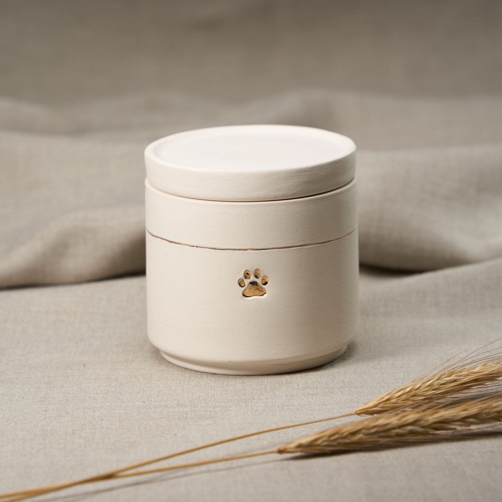 урна для праха кота ручной работы с золотом