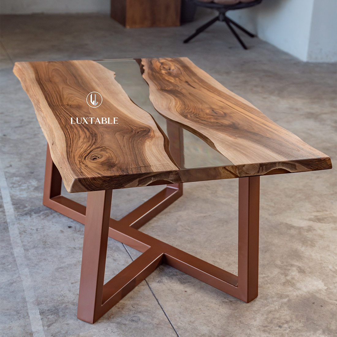 Epoxidharz Tische Alagoas aus europäischem Nussbaum und hellblauem Epoxidharz mit Metallic Effekt