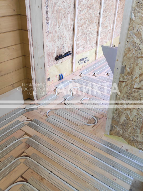 Настильный сухой водяной теплый пол на втором этаже 