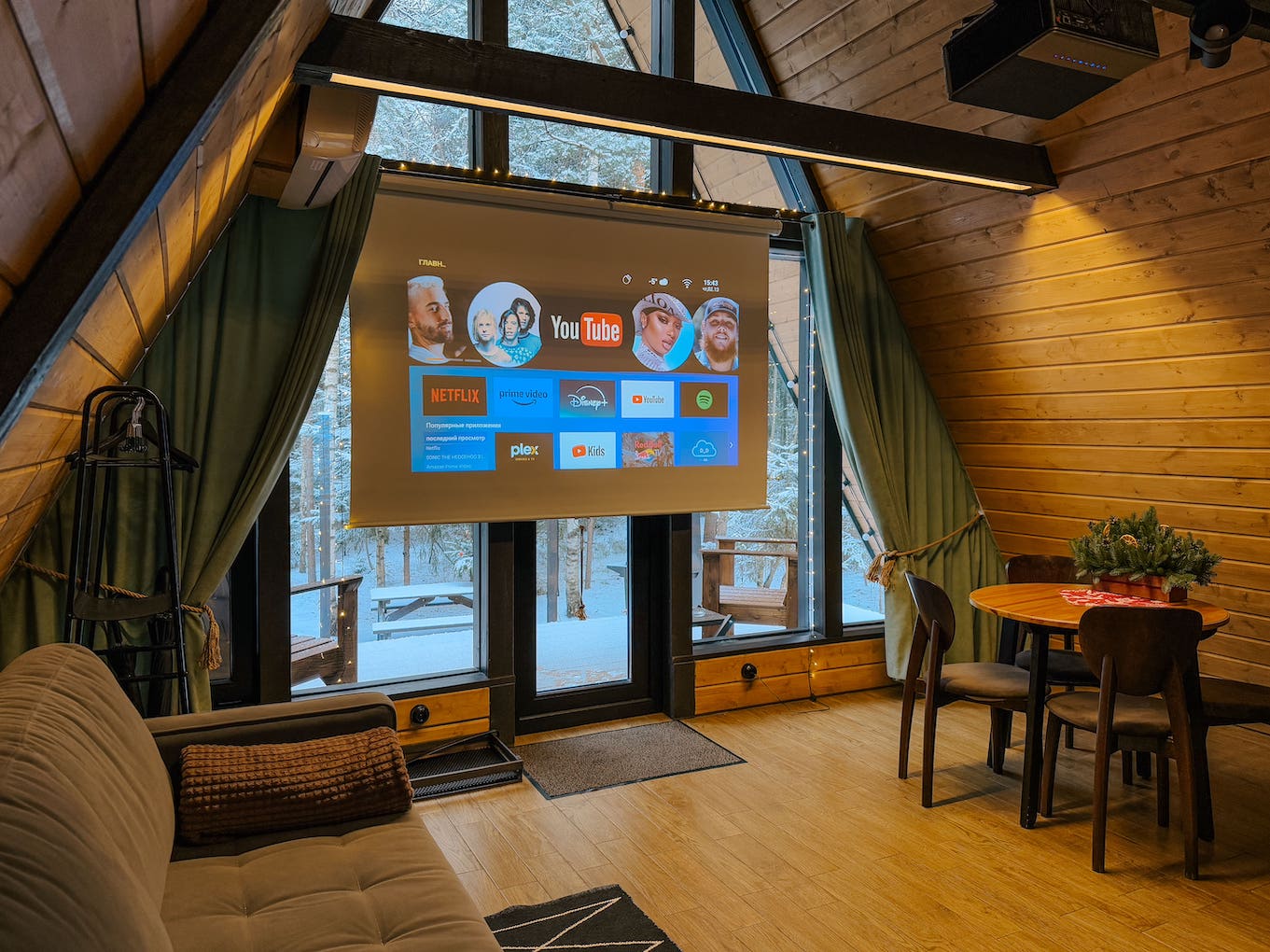 Вечерний отдых в лесном домике глэмпинга Под кронами с проектором