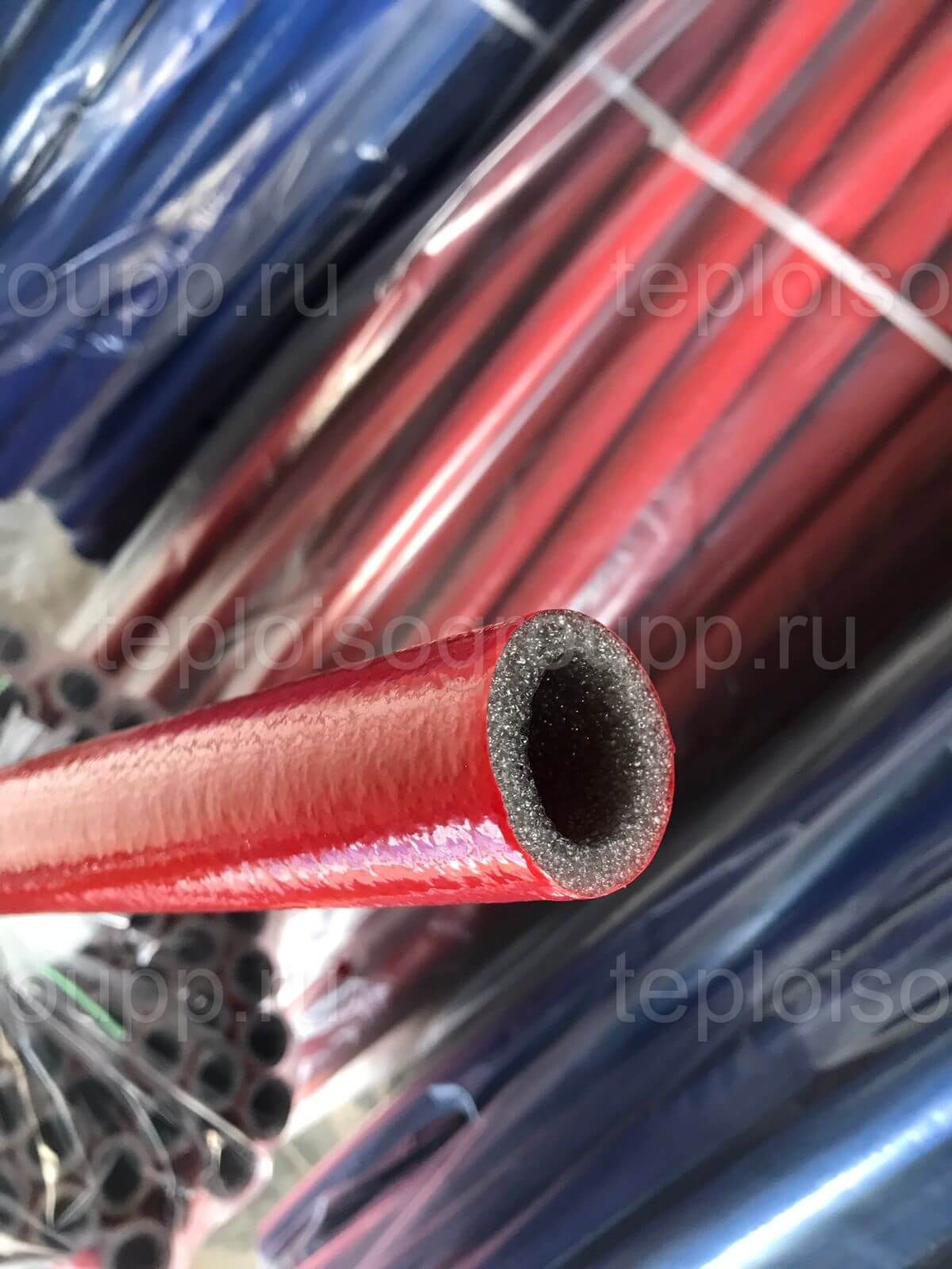 Трубная изоляция красная/синяя оболочка ИЗОКОМ. ТеплоИзоГрупп