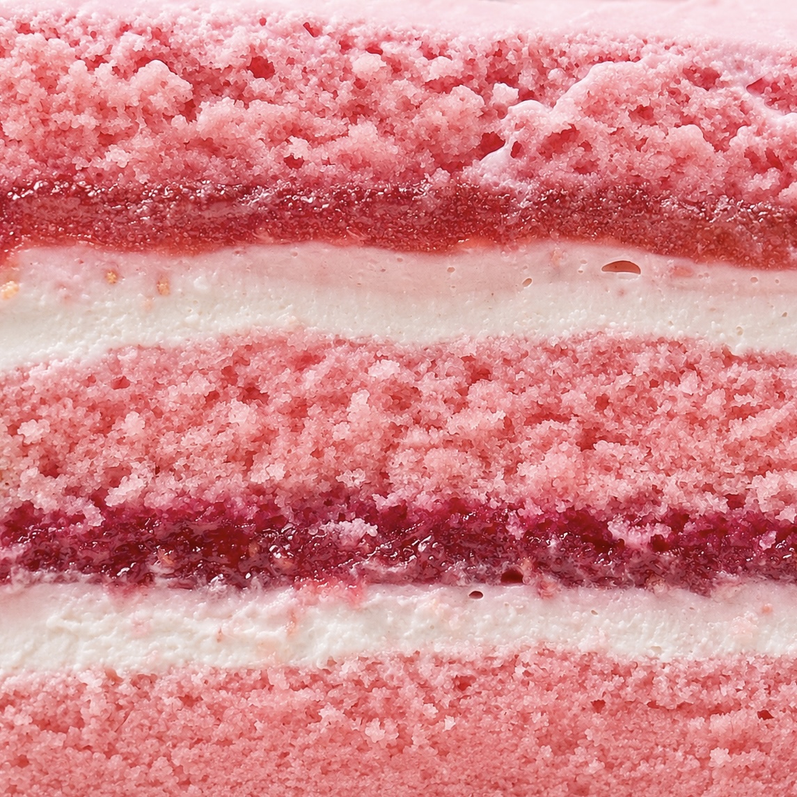 Разрез фирменной начинки BB cake с малиной и лимоном