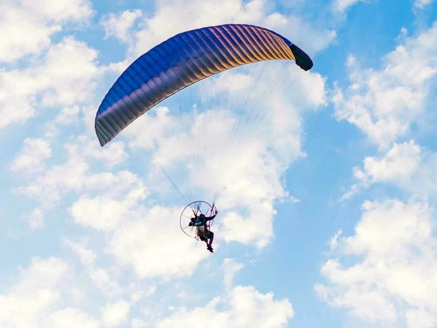 фото парня и девушки на романтическом свидании в публичном месте