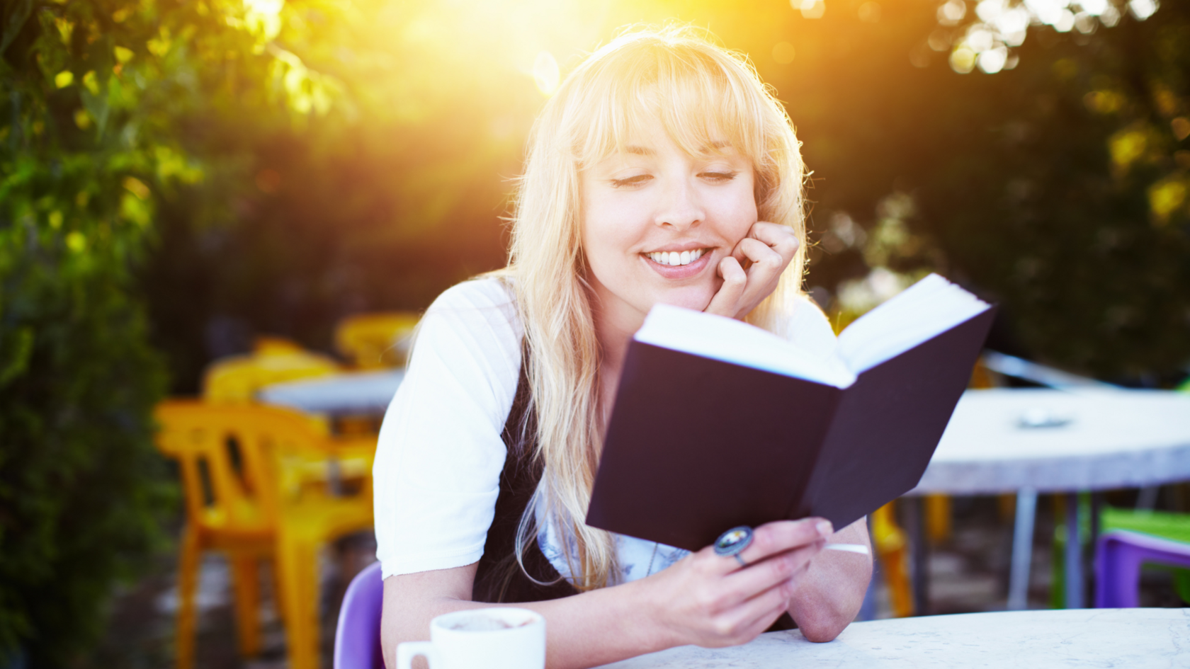 Девушка читает книгу — литературный клуб CasaDele
