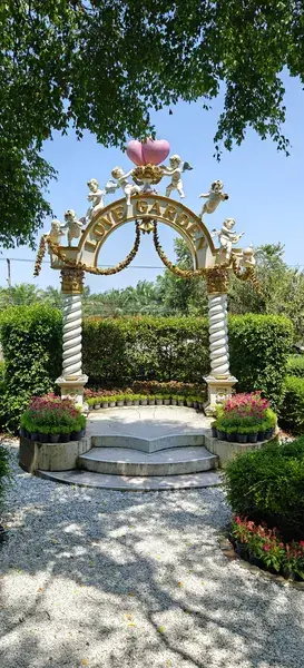 Золочёная арка Love Garden с ангелочками и сердцем в Саду Мечты Dream World