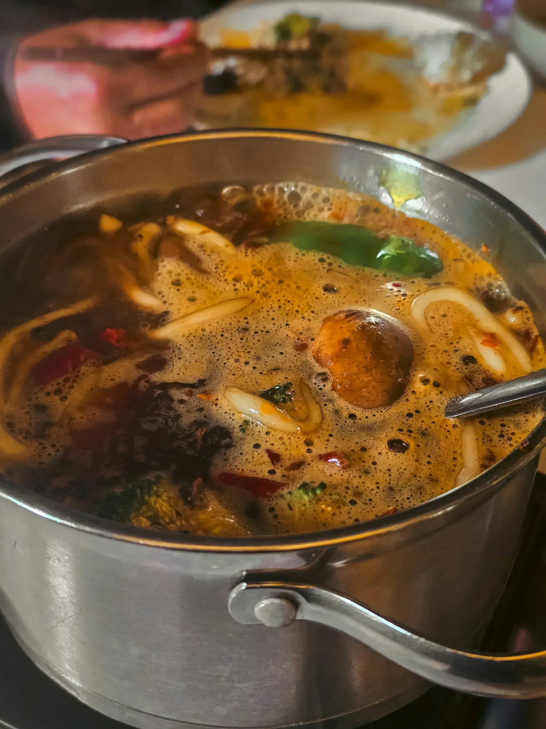 Кипящий сычуаньский бульон с овощами и лапшой