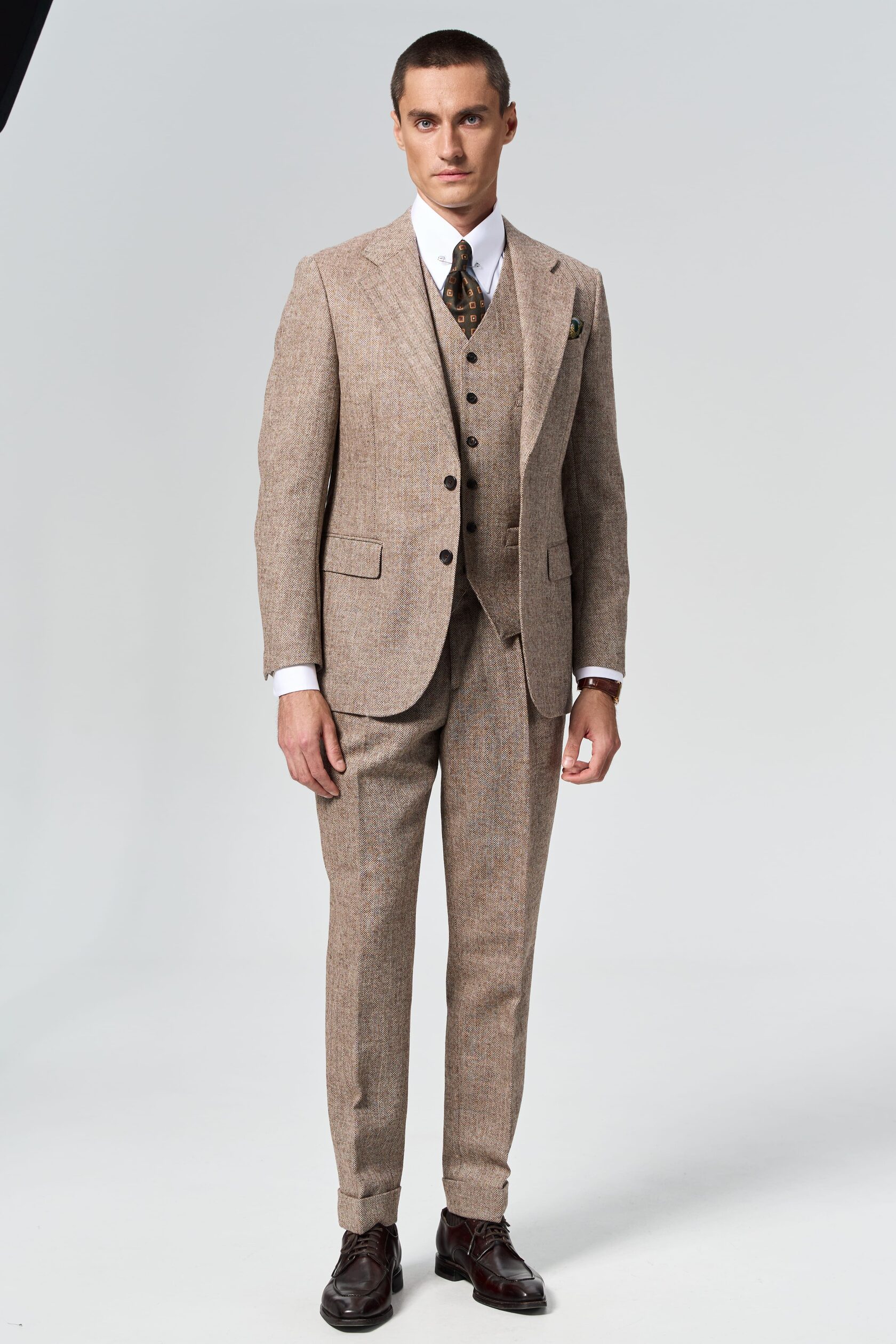 КОСТЮМ-ТРОЙКА ОДНОБОРТНЫЙ ТВИДОВЫЙ БЕЖЕВЫЙ С КВАДРАТНЫМ ЛАЦКАНОМ (БЕЗ ЖИЛЕТА)