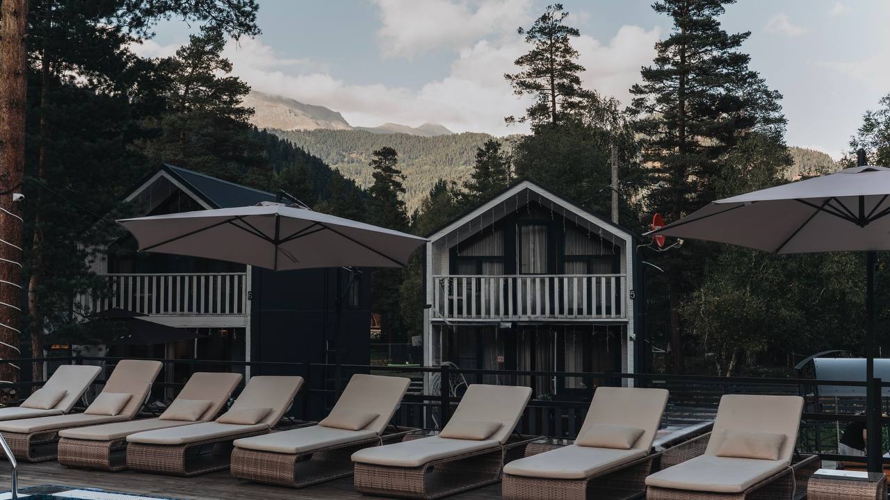 Горнолыжный курорт в Архызе с отелями на фоне