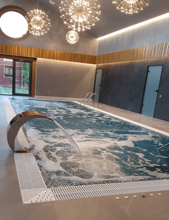 Бассейн прямоугольный с каскадом воды крытый