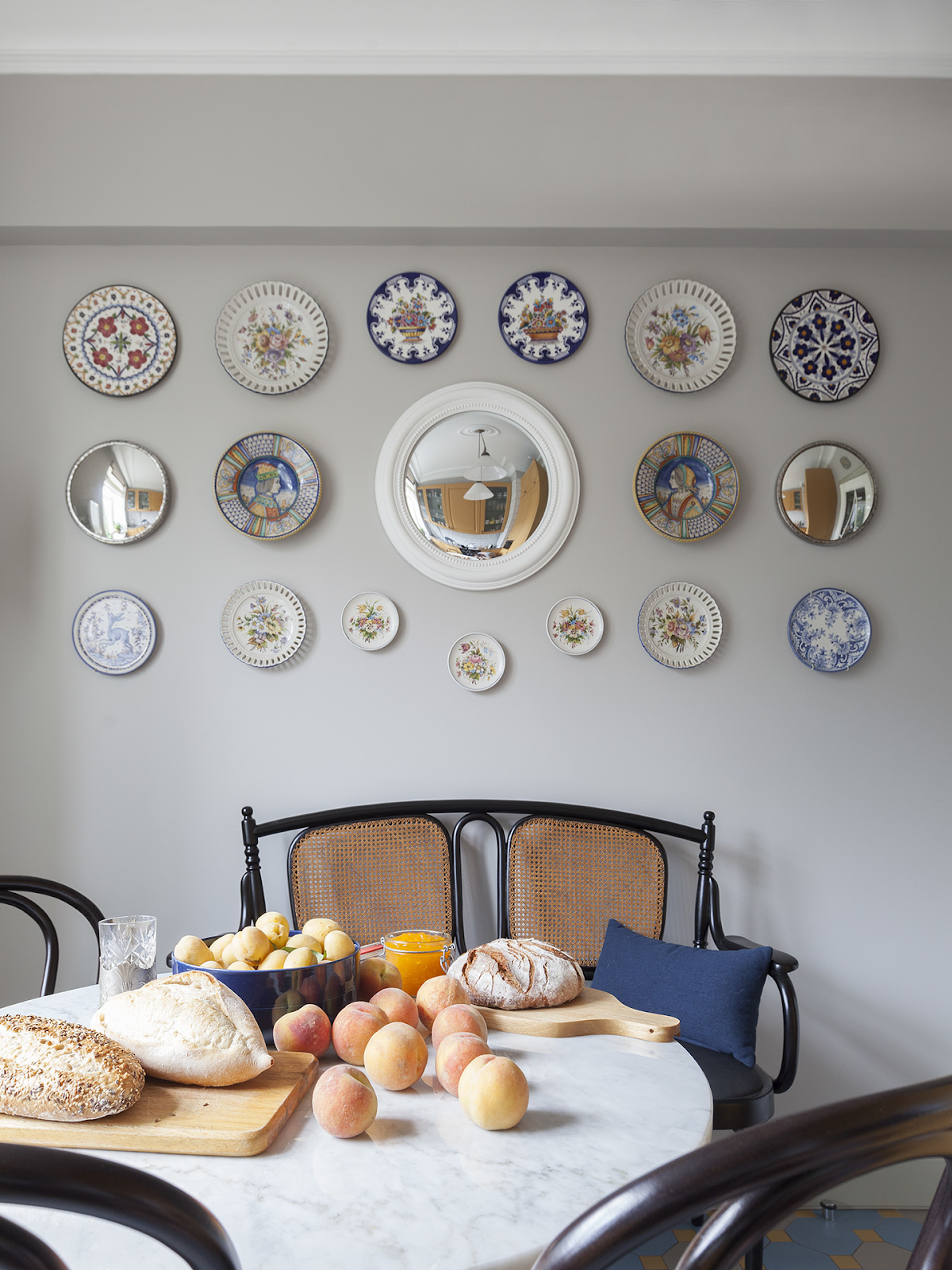 Тарелки на стене в интерьере кухни фото