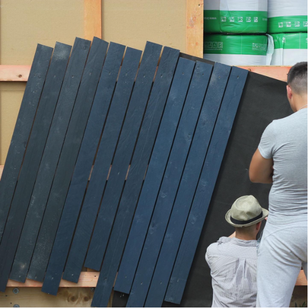 Мужчина пытается понять, какой цвет краски подходит для него.