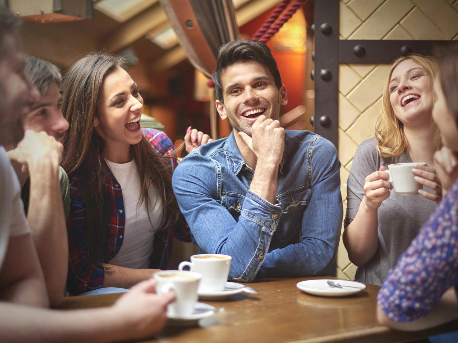 фото парня и девушки на романтическом свидании в публичном месте