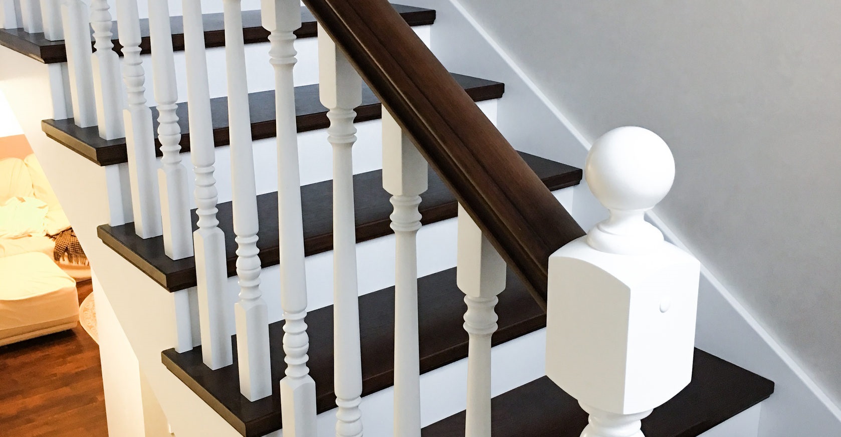 Каким лаком лучше покрыть деревянную лестницу в доме?