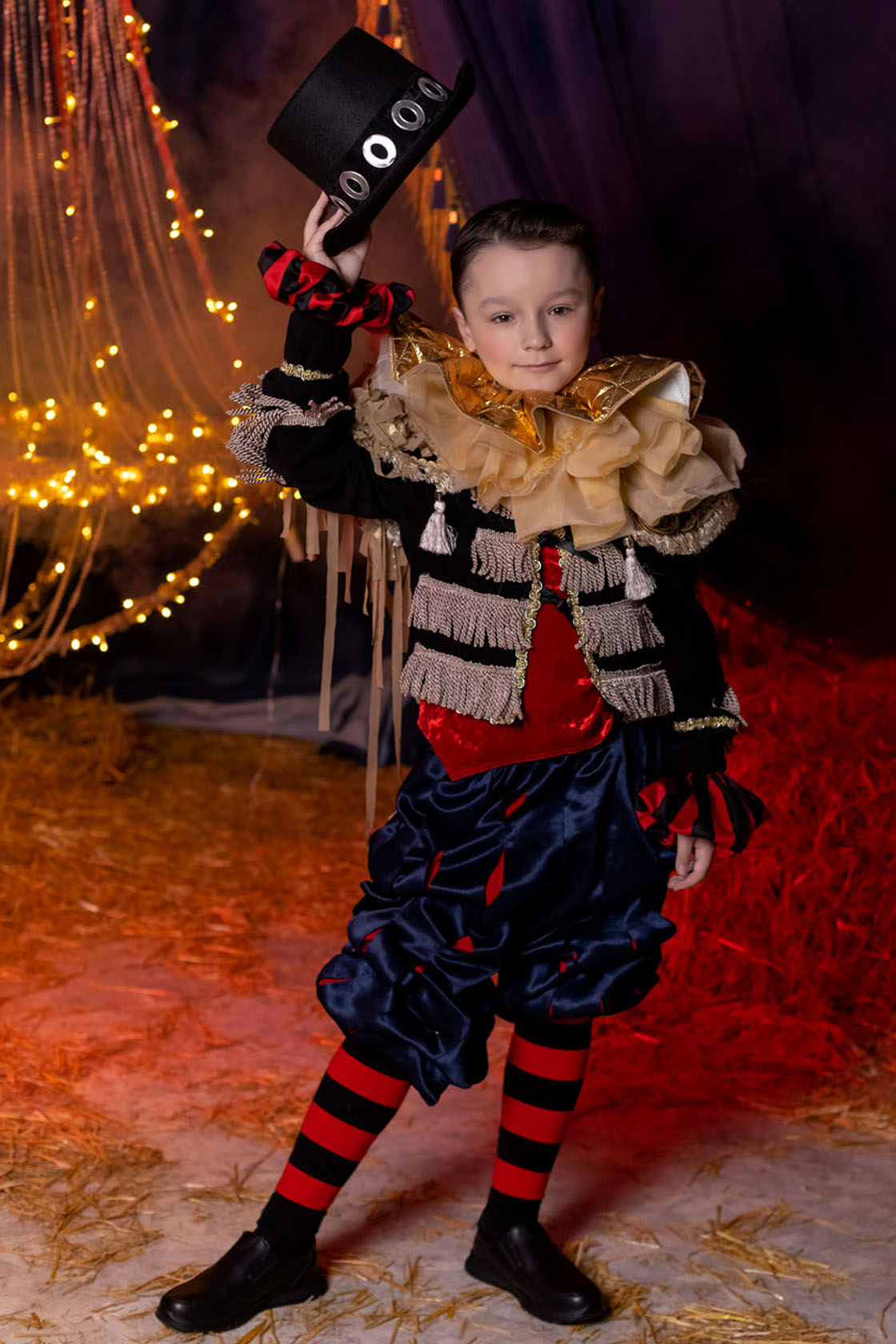 дрессировщик, чёрный мундир с бахромой и эполетами, штаны исторический крой, золотой воротник, чёрный цилиндр шляпа