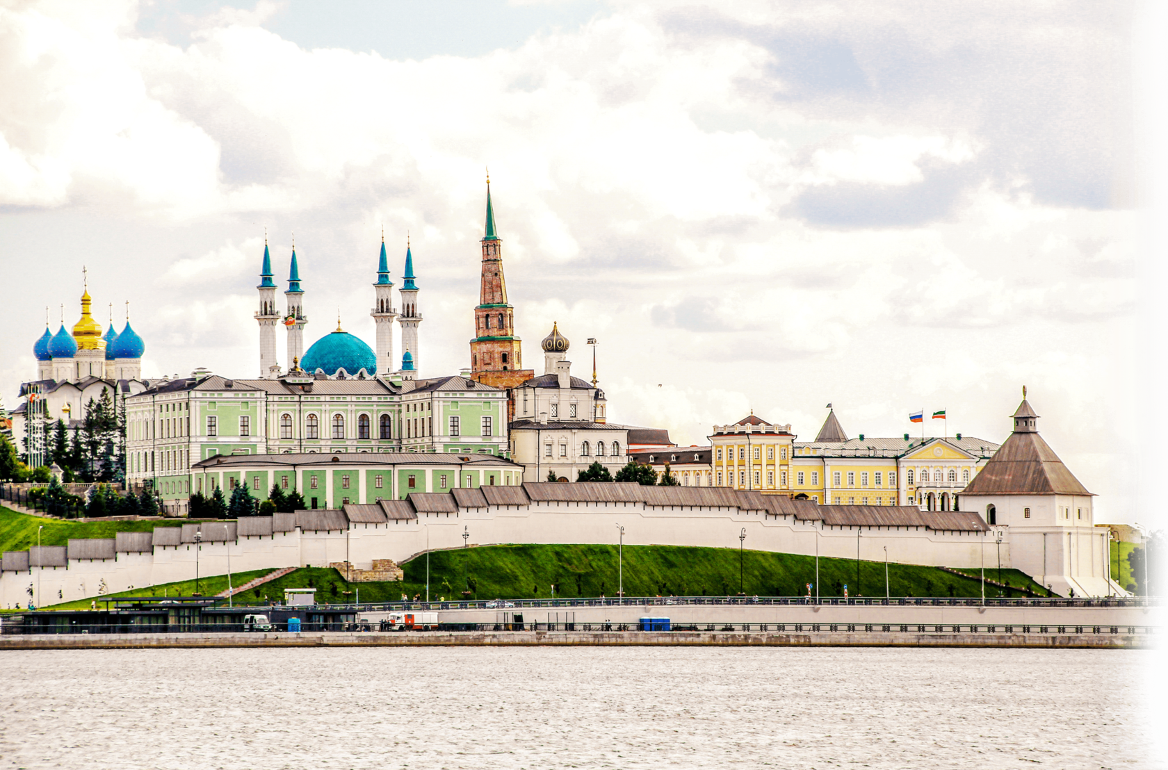 Башня Сююмбике в Казани. Казань Кремль экскурсии. Казанский и Московский Кремль. Казанский Кремль на белом фоне.