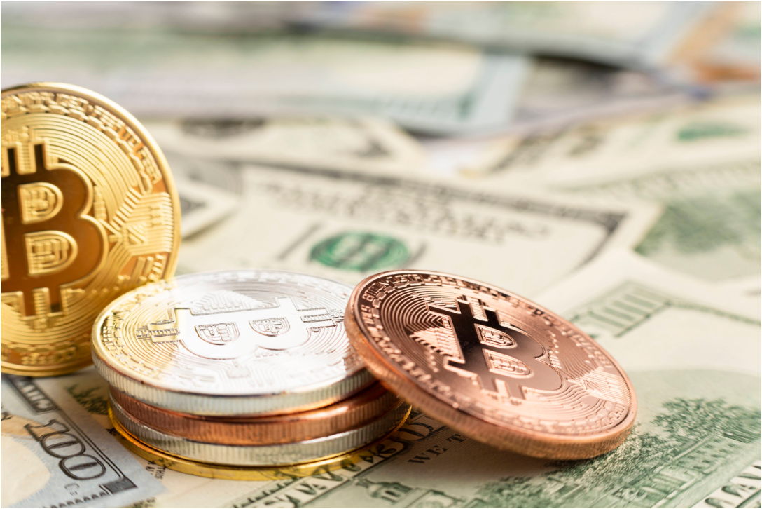 Monedas de bitcoin sobre billetes de dólar
