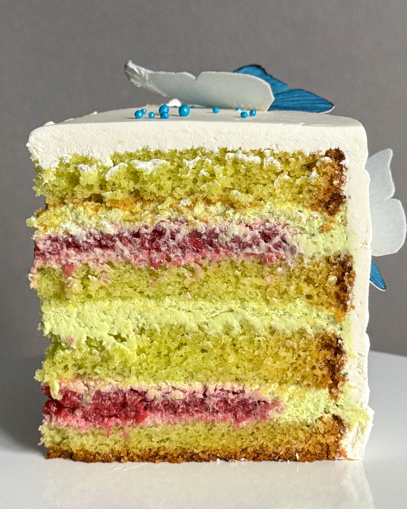 Кусок торта с начинкой фисташка-малина