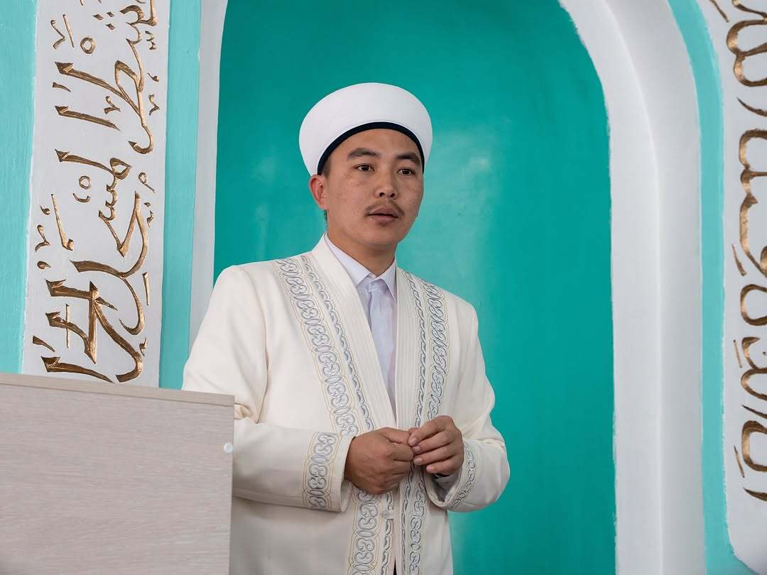 Үйсіз адамдар жыныстық қатынас видеолары Догги стиліндегі фотода тұрған жалаңаш семіз әйелдер